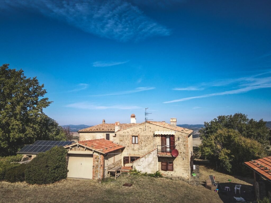 Pannelli fotovoltaici su una casa rurale in Toscana