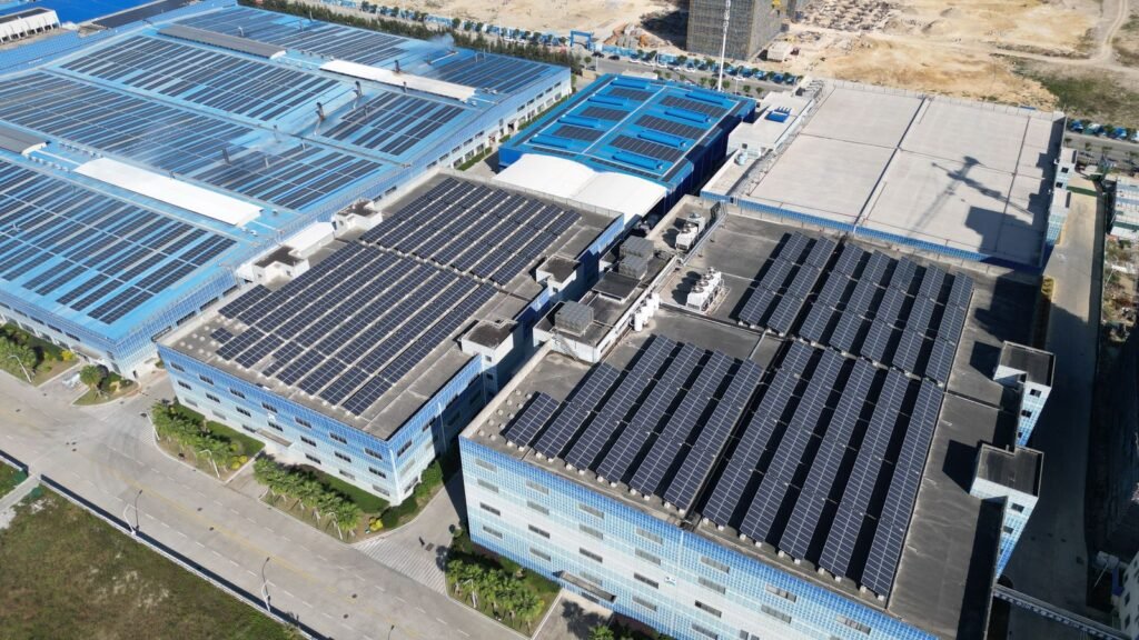 Pannelli fotovoltaici installati su edifici industriali