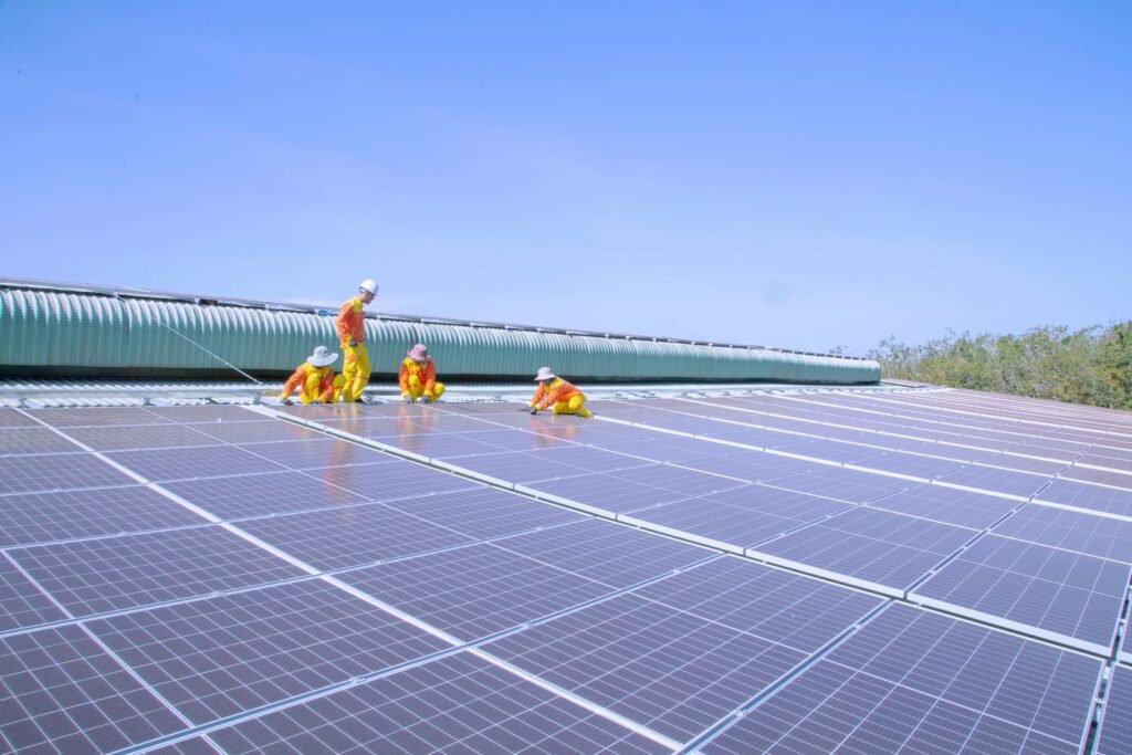 Tecnici al lavoro su un impianto fotovoltaico