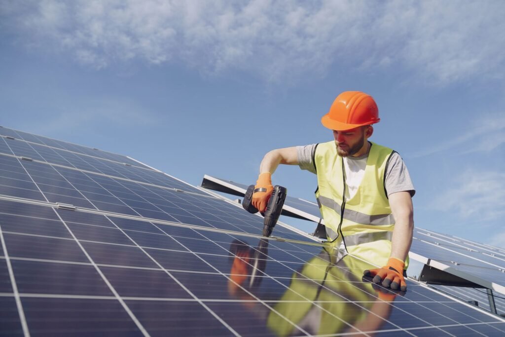 Tecnico durante il montaggio di pannelli fotovoltaici